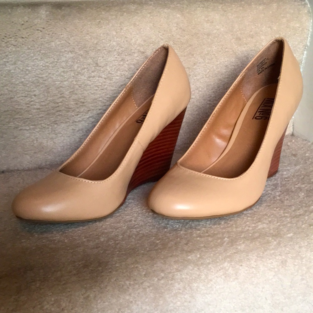 Nude wedges